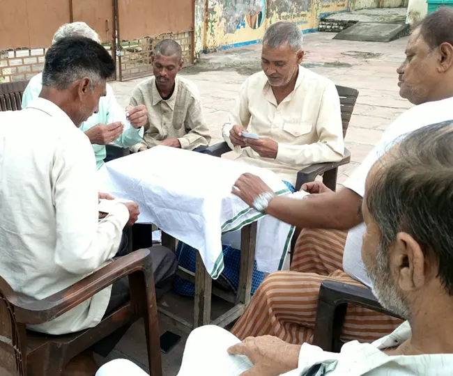 वृद्धाश्रम में ताश खेलकर समय बिताते वृद्ध। सौ संचालक